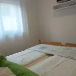 Leanton Apartment
